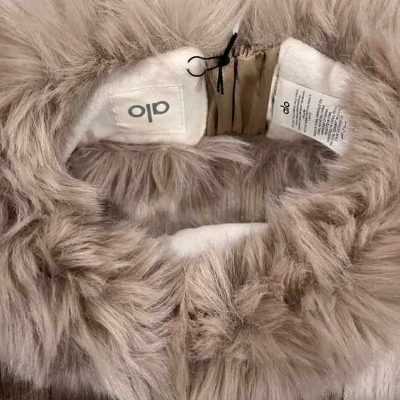 ALO Yoga Opulent faux fur Tan wintersun headband os nwt new with tags $118 - Picture 4 of 8
